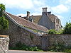 Vieux bâtiments derrière un mur