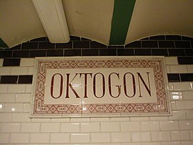 La haltejo "Oktogon" sur kaheloj en la stacio