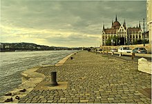 Budapest Parliament Building and its riverside - panoramio.jpg