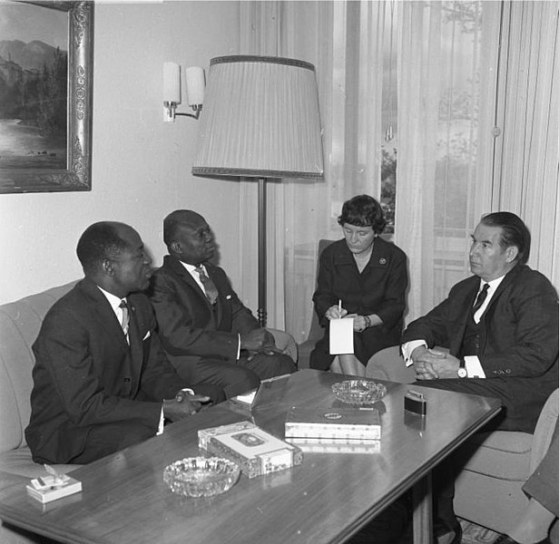 File:Bundesarchiv B 145 Bild-F012931-0007, Bonn, AA, Schröder mit Außenminister von Gabun.jpg