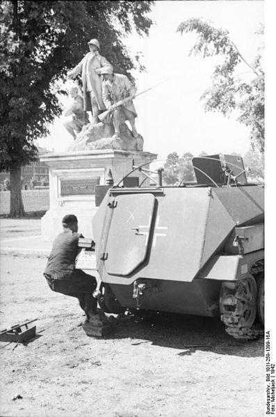 File:Bundesarchiv Bild 101I-259-1399-16A, Südfrankreich, Schützenpanzer, Wartungsarbeiten.jpg