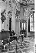 Von Hoppenhaupt entworfene Sitzmöbel (erhalten), geschnitzte Blumengehänge und Spiegelrahmen von 1755 im Schreibkabinett des Potsdamer Stadtschlosses (zerstört)