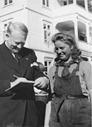 Nasjonal Samlings leder Vidkun Quisling skriver autografen til en ung kvinne i NS Arbeidstjeneste 1943. Foto: Deutsche Bundesarchiv