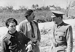 Joris Ivens (balról), Ernest Hemingway (középen) és Ludwig Renn (jobbról) a spanyol polgárháborúban 1936-ban