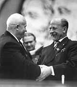 1963年の第6回党大会で握手するフルシチョフとウルブリヒト