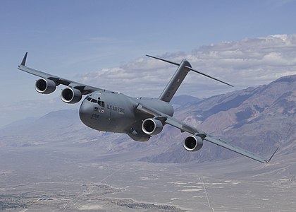 Boeing C-17 Globemaster III T-1 da Força Aérea dos Estados Unidos sobrevoa o vale Owens a caminho da Base Aérea de Edwards, Califórnia, Estados Unidos. (definição 2 100 × 1 500)