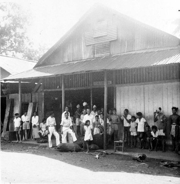 File:COLLECTIE TROPENMUSEUM Chinese winkel te Hulu op het eiland Siouw bij Sulawesi TMnr 10002648.jpg