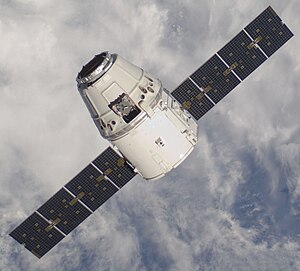 Летелица Драгон компаније Спејс екс приближава се Међународној свемирској станици током друге мисије достављања залиха у мају 2012. године.