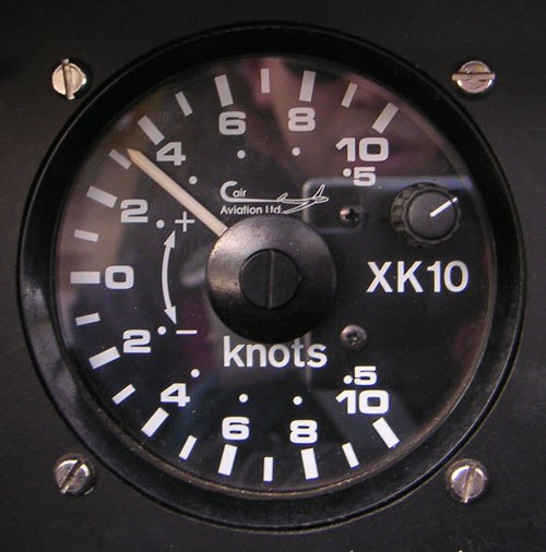 Panel mounted variometer for gliders, showing vertical speed in knots (kn).