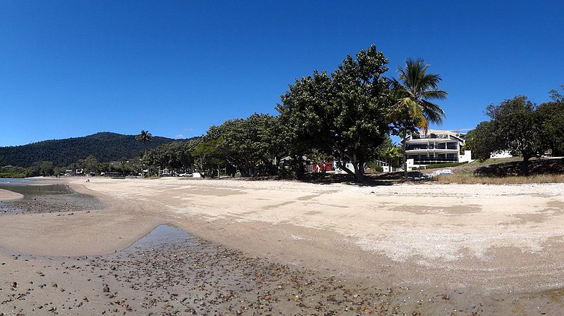 File:Cannonvale beach, 2012.jpg