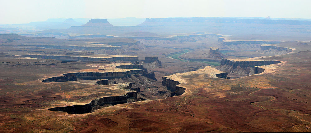 תמונה פנורמית ממצפה נהר גרין (Green River Overlook) בפארק הלאומי קניונלנדס