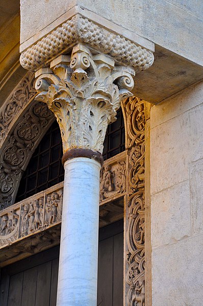 File:Capitello Duomo di Modena, e scorcio Porta dei Principi.jpg