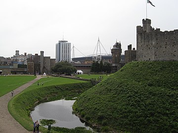 File:Cardiff Castle - moat and southern battlements - geograph.org.uk - 3590012.jpg