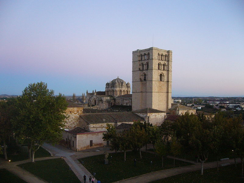 File:Catedral de Zamora desde el castillo.JPG