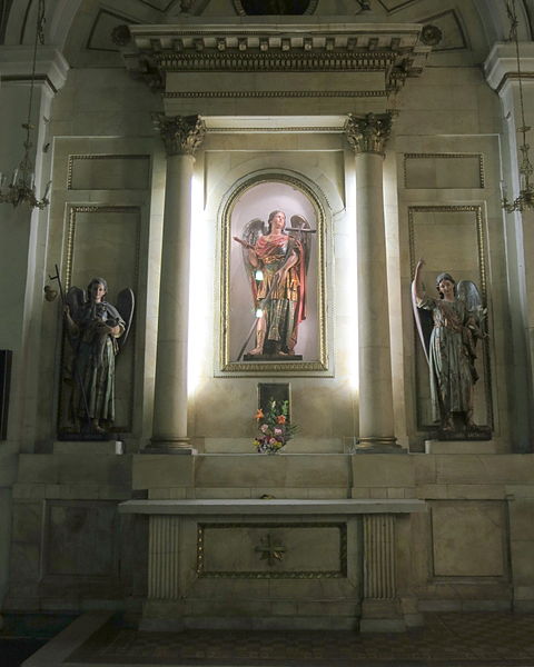 File:Catedral de la Asunción de María Santísima (Guadalajara, Jalisco) - altar of St. Michael the Archangel with St.s Raphael and Gabriel.jpg