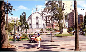 Partial view of Dante Alighieri Square, with the Cathedral in the background and the Statue of Liberty on the right. Catedraldecaxias2.jpg