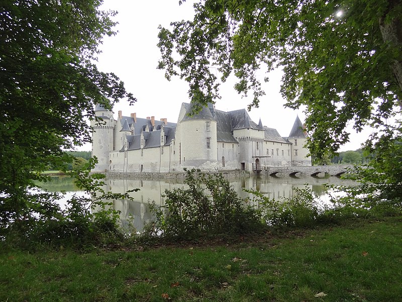 File:Château du Plessis-Bourré.JPG