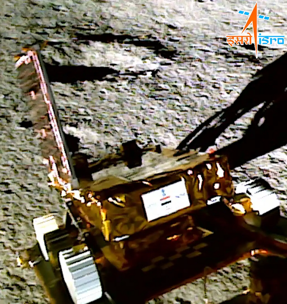 File:Chandrayaan-3 – Pragyan rover rolling out of Vikram lander via ramp with Indian emblem and flag.webp