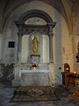 Autel et statue dans une chapelle de l’église Saint-André de Mane