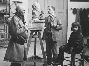 I ateljén 1911. Christian Eriksson modellerar Johan Tuuri. Pojken är sonen Matts Eriksson.
