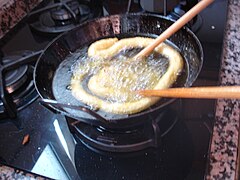 Español: Fritura casera de una rueda de churros en Estepa.