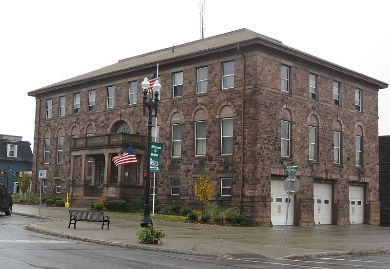 File:City Hall Main Street Historic District Medina NY Oct 09.jpg