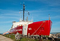 麥基諾市湖岸邊停泊的美國海岸警衛隊前破冰船USCGC Mackinaw (WAGB-83)（英語：USCGC Mackinaw (WAGB-83)）