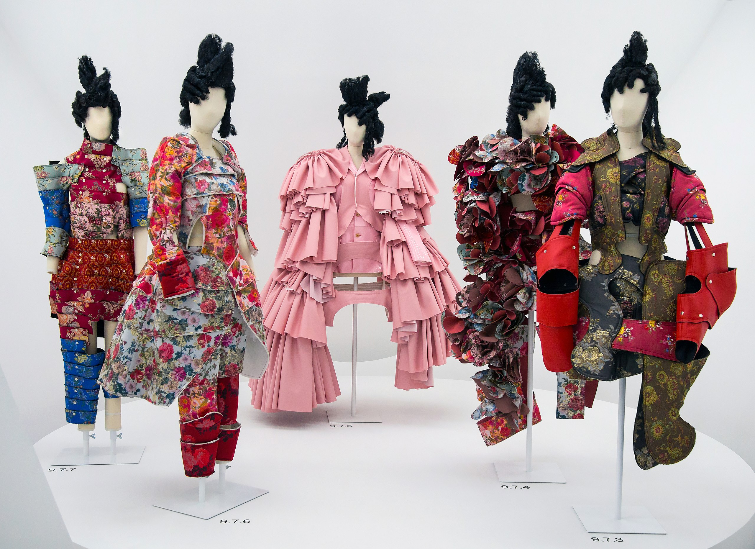 File:Comme des Garcons at the Met (62473).jpg - Wikimedia Commons