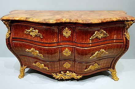French commode, by Gilles Joubert, circa 1735, made of oak and walnut, veneered with tulipwood, ebony, holly, other woods, gilt bronze and imitation marble, in the Museum of Fine Arts (Boston, United States)
