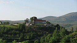 A Szent Illés templom látképe a Moseć-hegységgel