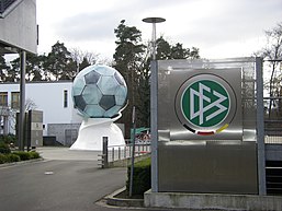 DFB-Zentrale mit Ball.jpg