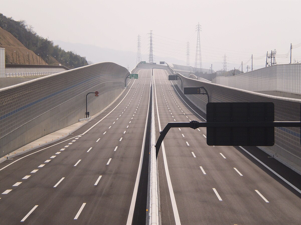 This road is. 6 Полосная дорога. Гора Акина Япония дорога. Wangan Expressway. Сохры дорога Япония.