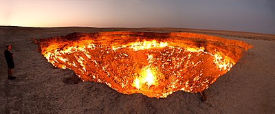 Kawah gas Darvaza, sebuah situs wisata di Gurun Karakum, Turkmenistan, yang terbentuk karena ahli geologi membakarnya untuk mencegah penyebaran gas metana. Kawah tersebut telah menyala sejak tahun 1971.
