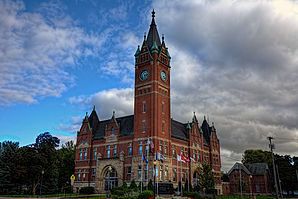 Manchester'daki Delaware County Adliyesi, 1894'te inşa edilmiş, 1981'den beri NRHP'de listelenmiştir [1]