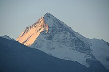 Lever de soleil sur la dent Blanche, vue depuis la montée vers Chemeuille au-dessus de Lannaz.