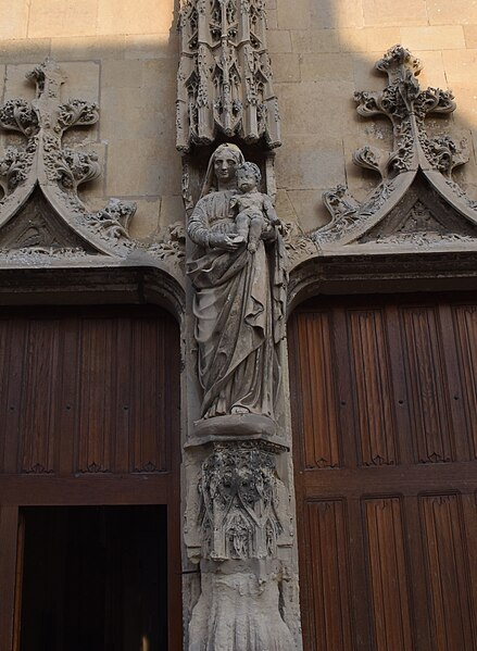 File:Dives-sur-Mer - Eglise Notre-Dame - Portail - Vierge à l'enfant.jpg