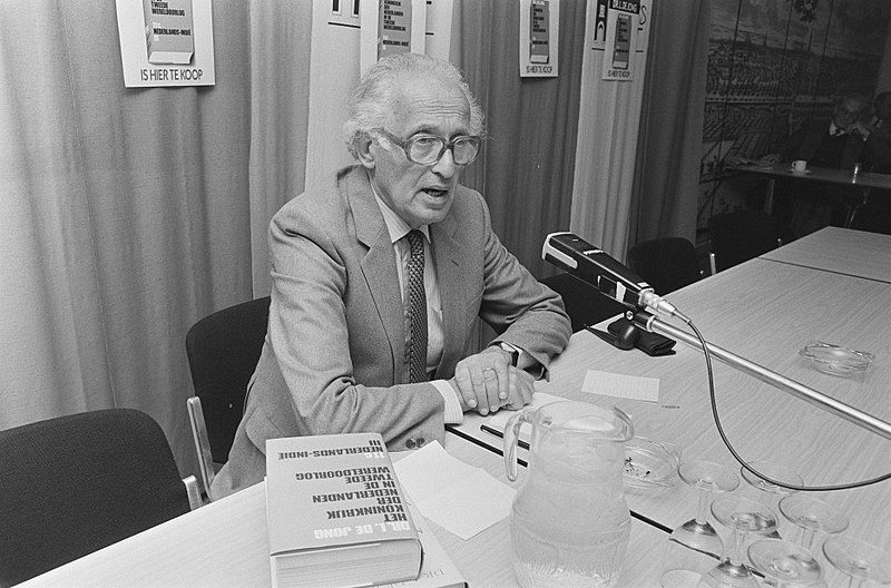 File:Dr. L. de Jong presenteert in Den Haag deel 11c van Het Koninkrijk der Nederlan, Bestanddeelnr 933-7917.jpg