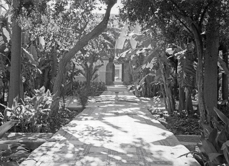 File:ETH-BIB-Marrakech- trotz der Winterzeit grünt und blüht es in den duftenden Gärten des alten Sultanpalastes Palais de la Bahya-Tschadseeflug 1930-31-LBS MH02-08-0439.tif