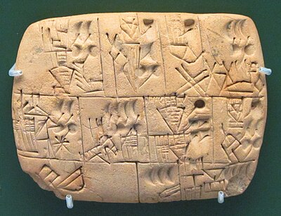 Māla plāksnīte no Senās Divupes ar ķīļu rakstu (ap 3000 gadu p.m.ē.).