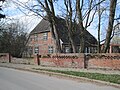 Pfarrhaus mit Backsteinmauer mit zwei Granit-Torpfeilern, Hofpflasterung mit Rondell