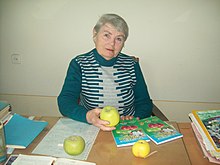 Внучка Р.Р. Шредера Елена Александровна Дорохова-Шредер(научный сотрудник) изучает разнообразие яблок