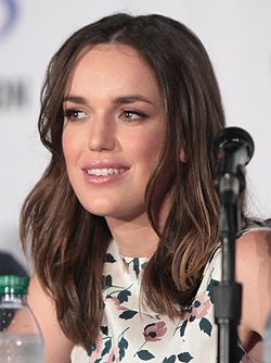 Elizabeth Henstridge vuonna 2016 Wondercon-tapahtumassa.