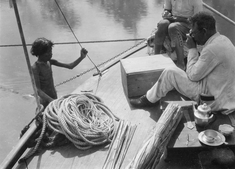 File:Erland Nordenskiöld fotograferar en indian som besöker kostern Olga . Chocó. Colombia - SMVK - 004116.tif