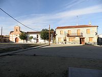 Ermita y casa parroquial, junto a la antigua farmacia en San Pedro del Arroyo