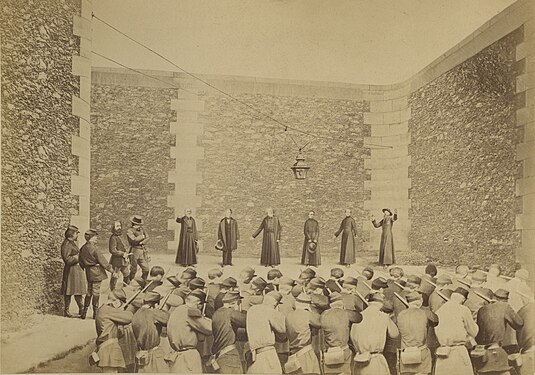 Exécution des otages, prison de la Roquette. Photomontage d'Eugène Appert, Crimes de la Commune.