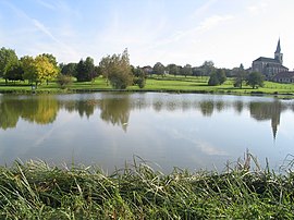 Jezero a kostel v Noidans-le-Ferroux