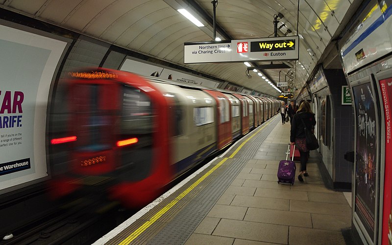 File:Euston station MMB 76 2009-stock.jpg