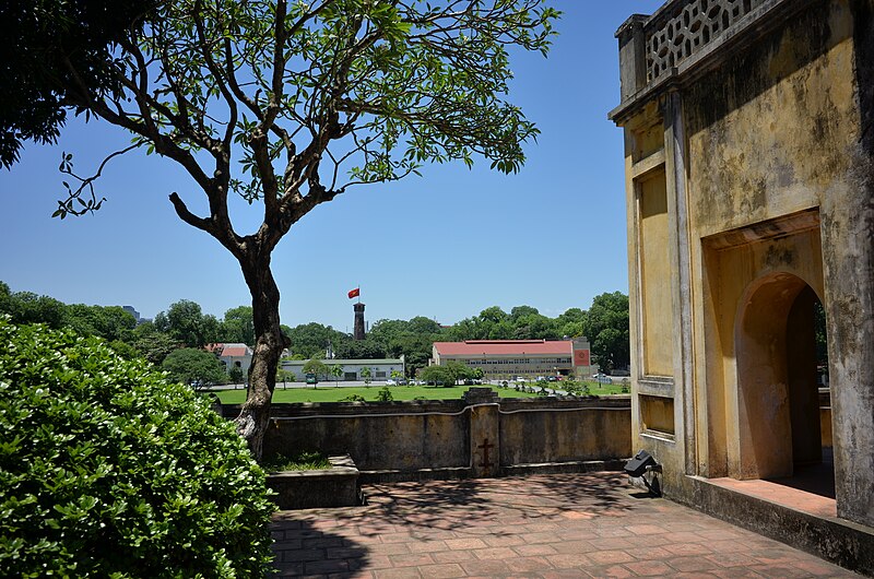 File:Facing south from rampart of Doan Gate of Thang Long Citadel, Hanoi (27319491252).jpg