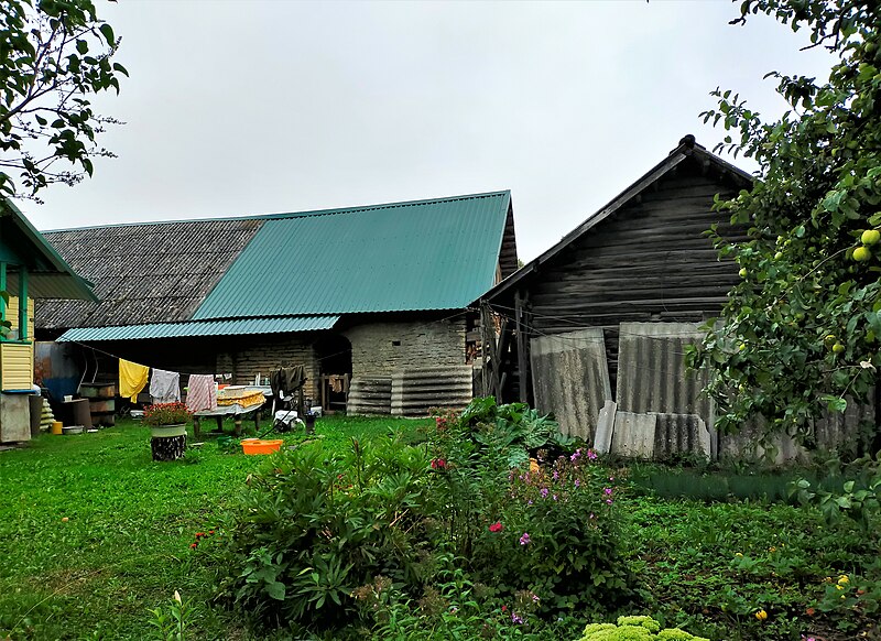 File:Farmstead Barns, Odesskaya 2, Old Izborsk.jpg