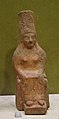 Femme assise à tiare cylindrique, VIe siècle av. J.-C., Tyr. Musée du Louvre.